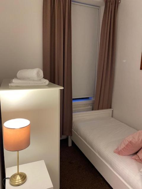 Glenfinnan - Two Bedroom Apartment 던펌린 외부 사진